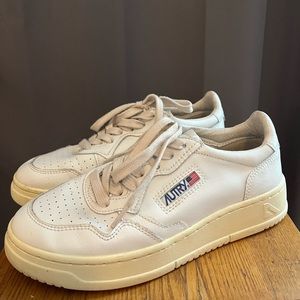 Autry Medalist Low-Top Leather Sneaker SIZE 39